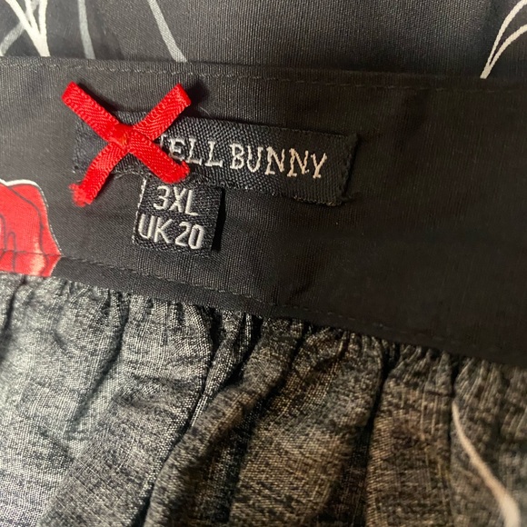 Hell Bunny 50s Swing Skirt
Spiderweb Red Rose Print Plus Size
3XL UK 20 (NWOT) - Picture 7 of 10